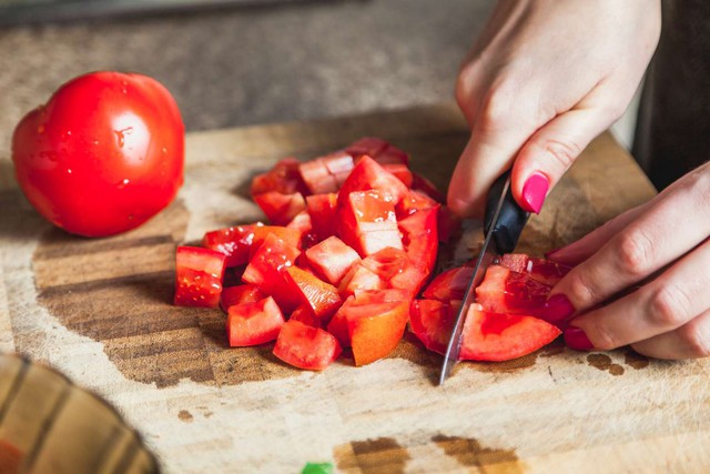 how-to-cut-a-tomato-diced-getty-0223-2000-f4a083705acc49ccac73e9080c844af3-1742566905922211886297-1742614902307-17426149040112021854971.jpg