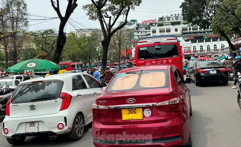 Bờ hồ Hoàn Kiếm đông kín người, xe vì khách &quot;chia tay&quot; Hàm cá mập - Ảnh 2.