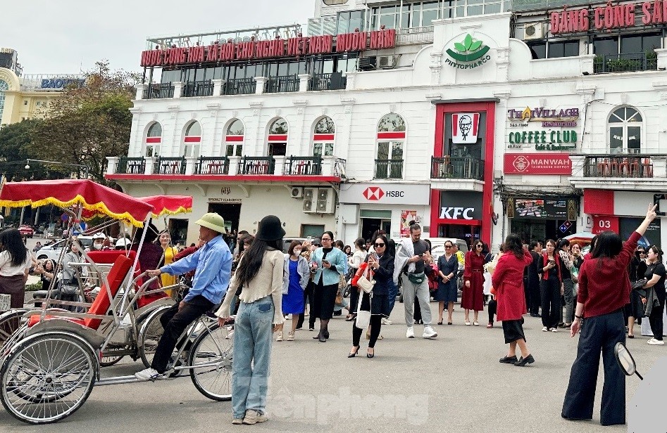 Bờ hồ Hoàn Kiếm đông kín người, xe vì khách &quot;chia tay&quot; Hàm cá mập - Ảnh 5.