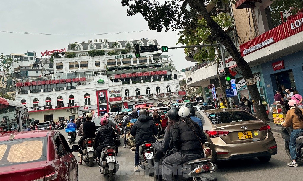 Bờ hồ Hoàn Kiếm đông kín người, xe vì khách &quot;chia tay&quot; Hàm cá mập - Ảnh 3.