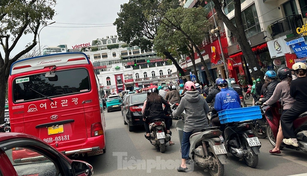 Bờ hồ Hoàn Kiếm đông kín người, xe vì khách &quot;chia tay&quot; Hàm cá mập - Ảnh 4.