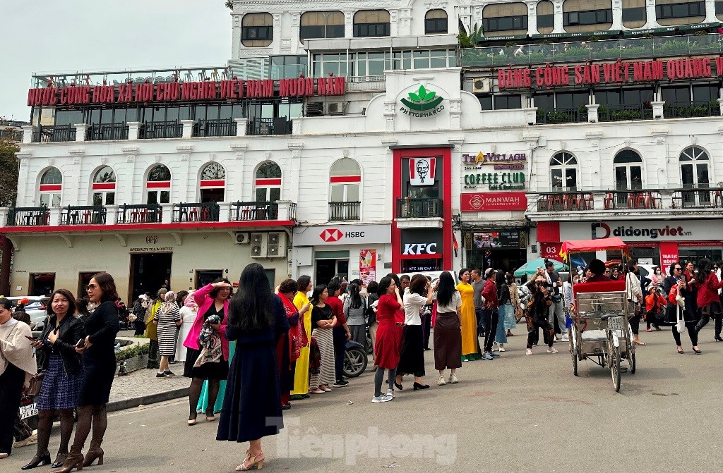 Bờ hồ Hoàn Kiếm đông kín người, xe vì khách &quot;chia tay&quot; Hàm cá mập - Ảnh 1.