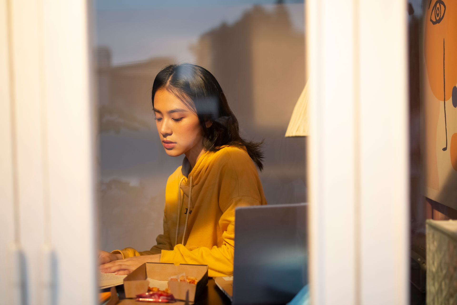Nửa đêm, điện thoại của chồng rung lên, tôi tò mò xem thử thì tức điên người với dòng tin nhắn 5 từ của con riêng anh - Ảnh 1. Nửa đêm, điện thoại của chồng rung lên, tôi tò mò xem thử thì tức điên người với dòng tin nhắn 5 từ của con riêng anh - Ảnh 1.