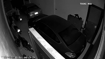 Kinh hoàng clip khói lửa bao trùm nhà xe sau tiếng nổ "đinh tai", thủ phạm được hé lộ khiến dân mạng càng hoang mang - Ảnh 1. Kinh hoàng clip khói lửa bao trùm nhà xe sau tiếng nổ "đinh tai", thủ phạm được hé lộ khiến dân mạng càng hoang mang - Ảnh 1.