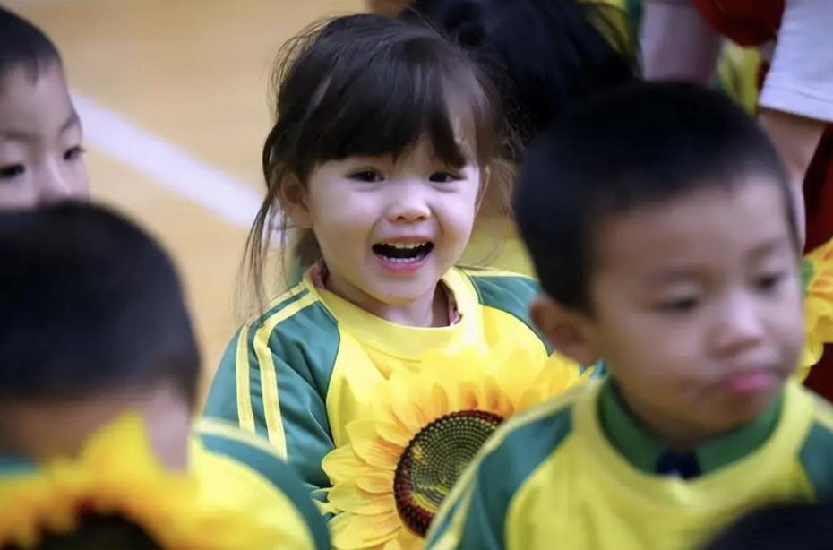 Bé gái 4 tuổi cả tuần đi học về là đóng cửa ngồi một mình trong phòng, mẹ xem tranh con vẽ, tức giận đòi chuyển trường - Ảnh 2. Bé gái 4 tuổi cả tuần đi học về là đóng cửa ngồi một mình trong phòng, mẹ xem tranh con vẽ, tức giận đòi chuyển trường - Ảnh 2.