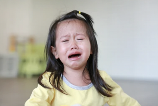 Bé gái 4 tuổi cả tuần đi học về là đóng cửa ngồi một mình trong phòng, mẹ xem tranh con vẽ, tức giận đòi chuyển trường - Ảnh 1. Bé gái 4 tuổi cả tuần đi học về là đóng cửa ngồi một mình trong phòng, mẹ xem tranh con vẽ, tức giận đòi chuyển trường - Ảnh 1.