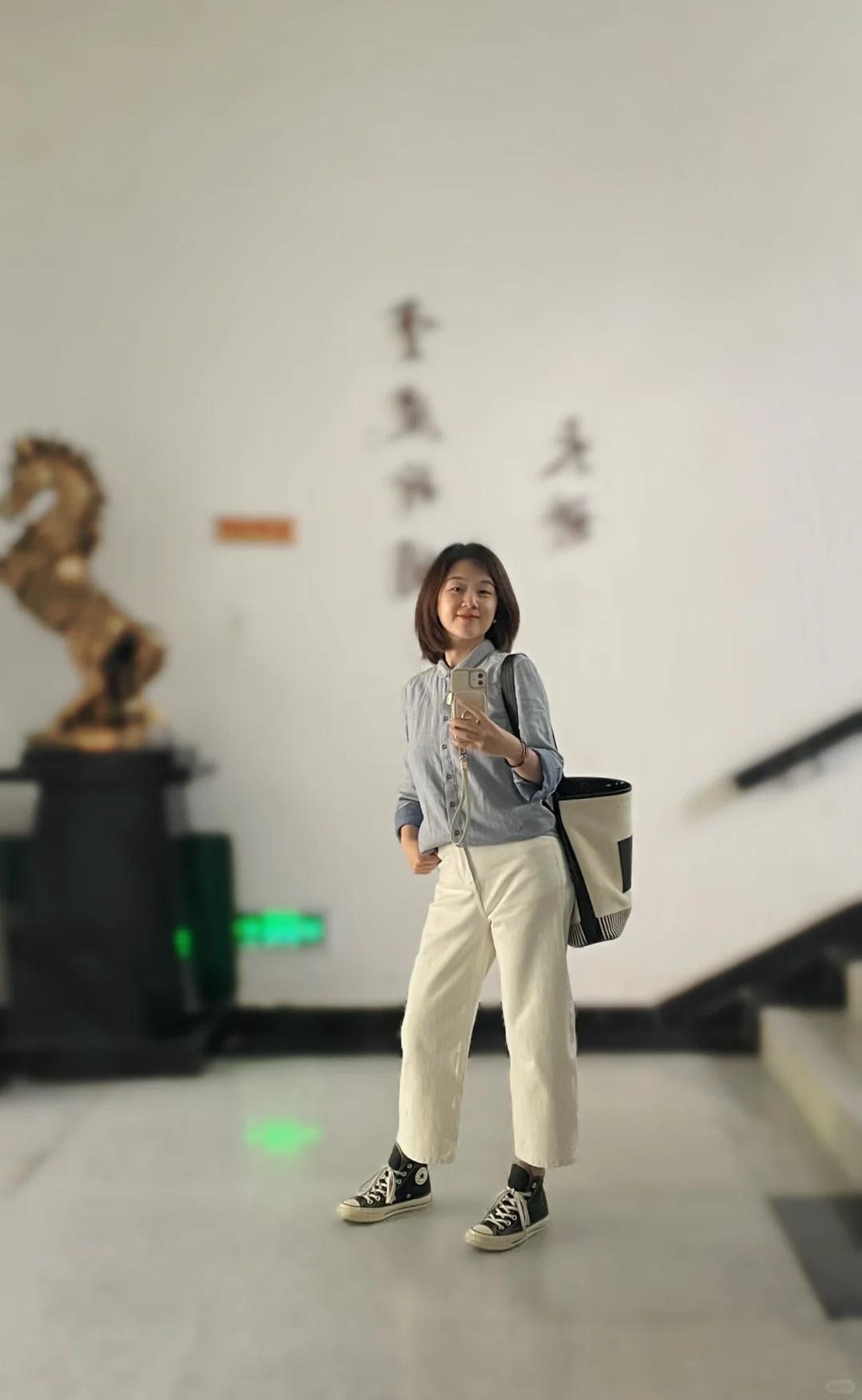 Phụ nữ 50 tuổi nên mặc thế nào? Chân váy quá gối, quần ống đứng và chọn giày phù hợp mới là chất lượng - Ảnh 8. Phụ nữ 50 tuổi nên mặc thế nào? Chân váy quá gối, quần ống đứng và chọn giày phù hợp mới là chất lượng - Ảnh 8.