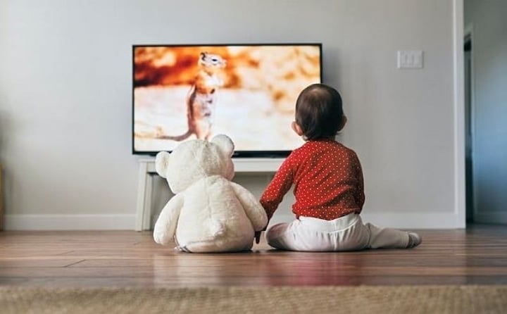 Nhờ smartphone "tr&ocirc;ng con", bố mẹ hối hận khi con chậm n&oacute;i - Ảnh 1.