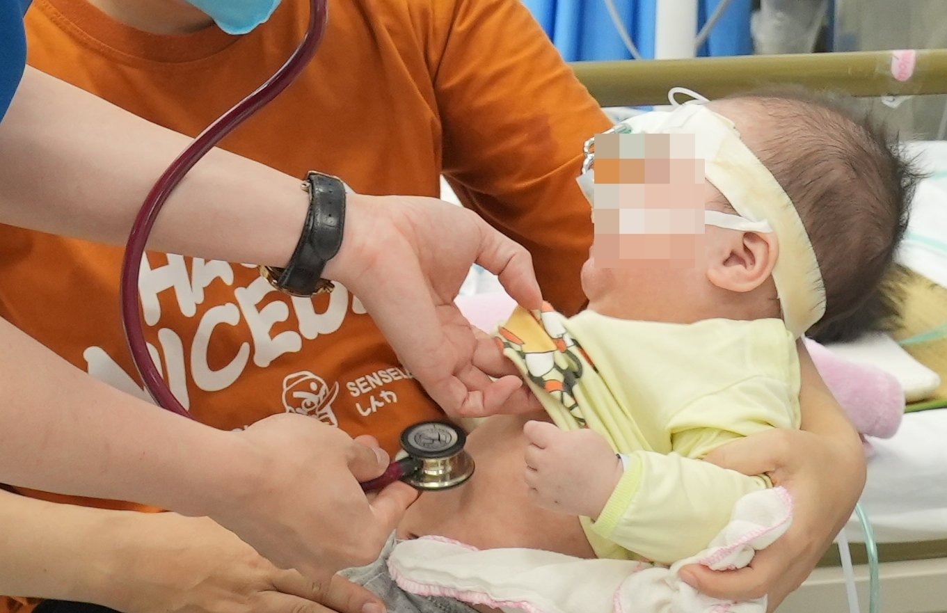 Trẻ nhiễm virus sởi trở nặng, nhiều ca phải thở máy - Ảnh 6. Trẻ nhiễm virus sởi trở nặng, nhiều ca phải thở máy - Ảnh 6.