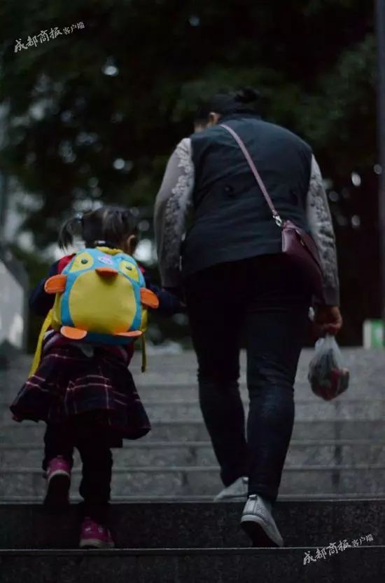 "Bố mẹ con ở tr&ecirc;n thi&ecirc;n đường rồi, con muốn gọi b&agrave; l&agrave; mẹ" - C&acirc;u n&oacute;i của c&ocirc; b&eacute; 4 tuổi khiến người phụ nữ U50 bật kh&oacute;c- Ảnh 1.