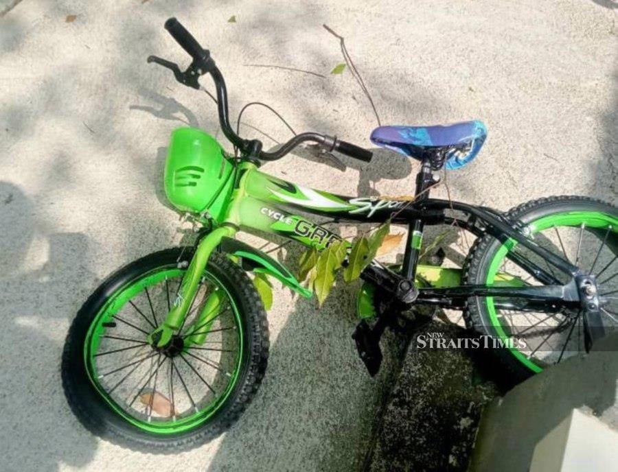 Đang đi tr&ecirc;n đường, người phụ nữ bị xe đạp từ tầng 12 rơi tr&uacute;ng đầu - Ảnh 2.