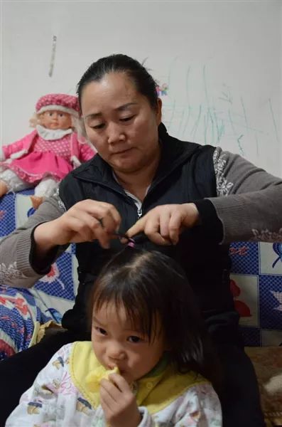 "Bố mẹ con ở tr&ecirc;n thi&ecirc;n đường rồi, con muốn gọi b&agrave; l&agrave; mẹ" - C&acirc;u n&oacute;i của c&ocirc; b&eacute; 4 tuổi khiến người phụ nữ U50 bật kh&oacute;c- Ảnh 3.