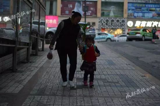 "Bố mẹ con ở tr&ecirc;n thi&ecirc;n đường rồi, con muốn gọi b&agrave; l&agrave; mẹ" - C&acirc;u n&oacute;i của c&ocirc; b&eacute; 4 tuổi khiến người phụ nữ U50 bật kh&oacute;c- Ảnh 2.