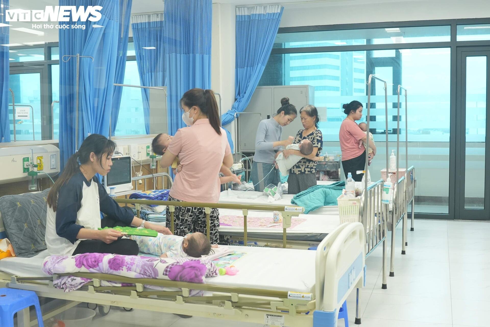 Trẻ nhiễm virus sởi trở nặng, nhiều ca phải thở máy - Ảnh 8. Trẻ nhiễm virus sởi trở nặng, nhiều ca phải thở máy - Ảnh 8.