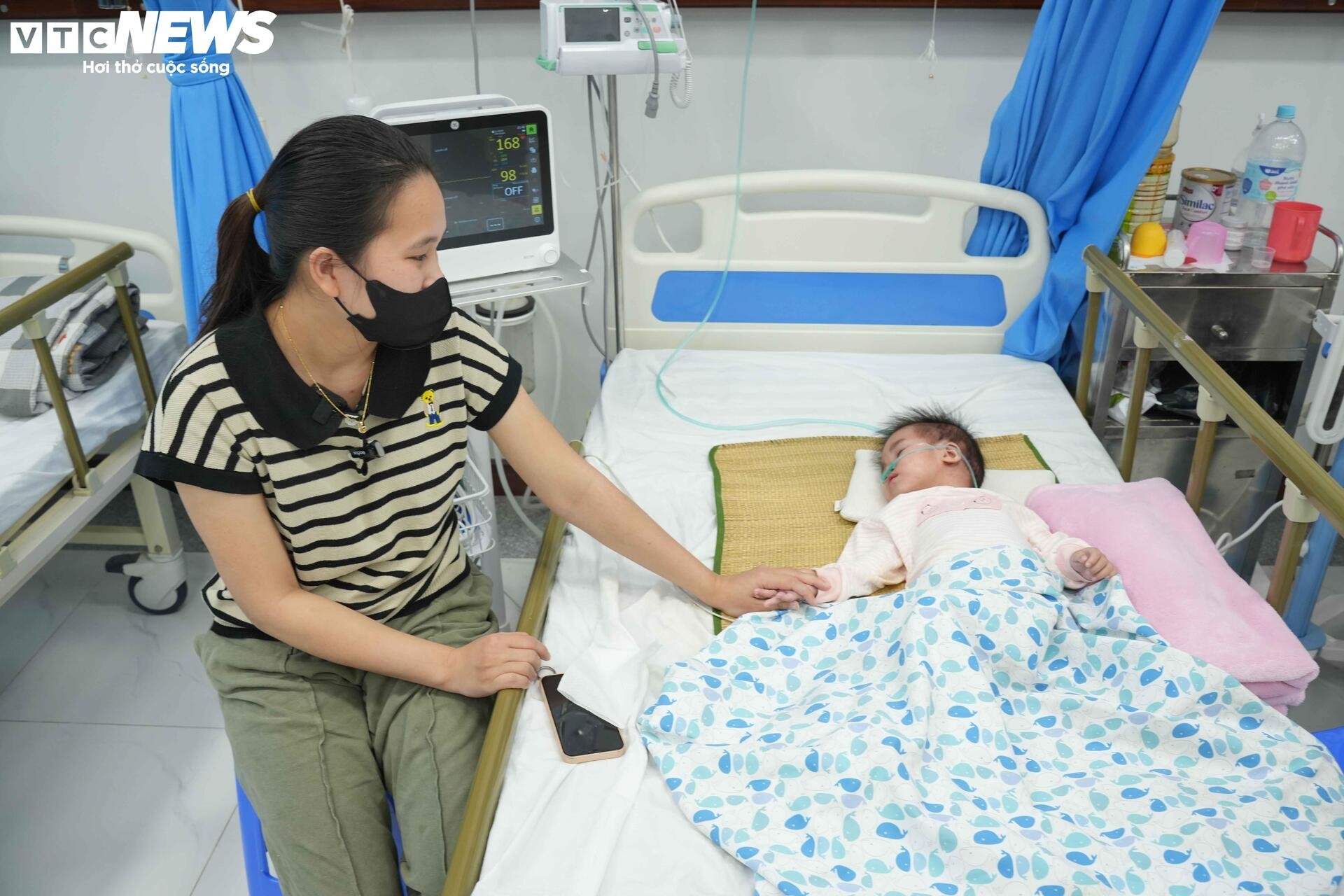 Trẻ nhiễm virus sởi trở nặng, nhiều ca phải thở máy - Ảnh 4. Trẻ nhiễm virus sởi trở nặng, nhiều ca phải thở máy - Ảnh 4.