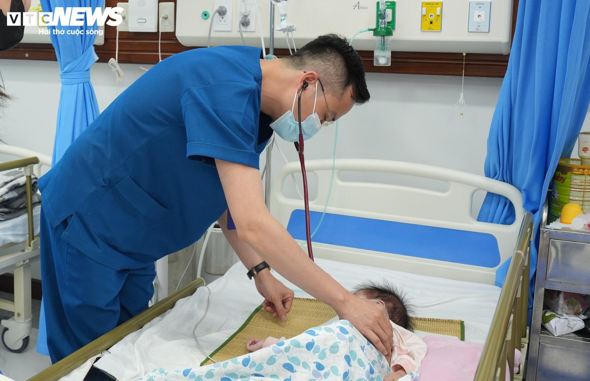 Trẻ nhiễm virus sởi trở nặng, nhiều ca phải thở máy - Ảnh 5. Trẻ nhiễm virus sởi trở nặng, nhiều ca phải thở máy - Ảnh 5.