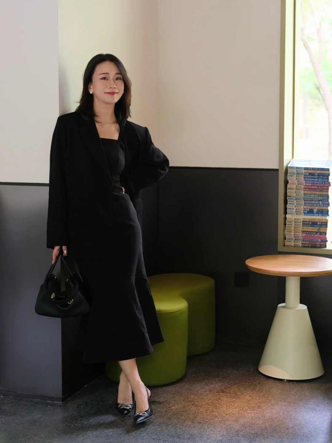 Diện "cả cây" màu đen không bao giờ lỗi mốt, bù lại rất sang trọng và đầy khí chất - Ảnh 4. Diện "cả cây" màu đen không bao giờ lỗi mốt, bù lại rất sang trọng và đầy khí chất - Ảnh 4.