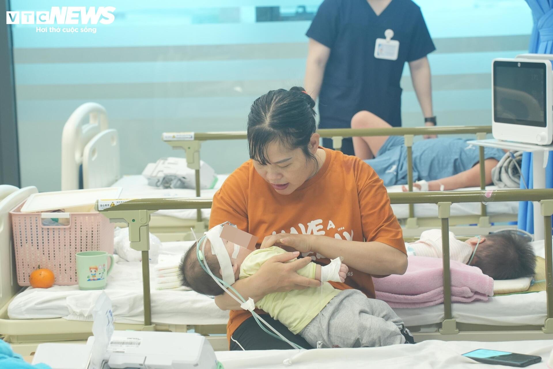 Trẻ nhiễm virus sởi trở nặng, nhiều ca phải thở máy - Ảnh 9. Trẻ nhiễm virus sởi trở nặng, nhiều ca phải thở máy - Ảnh 9.