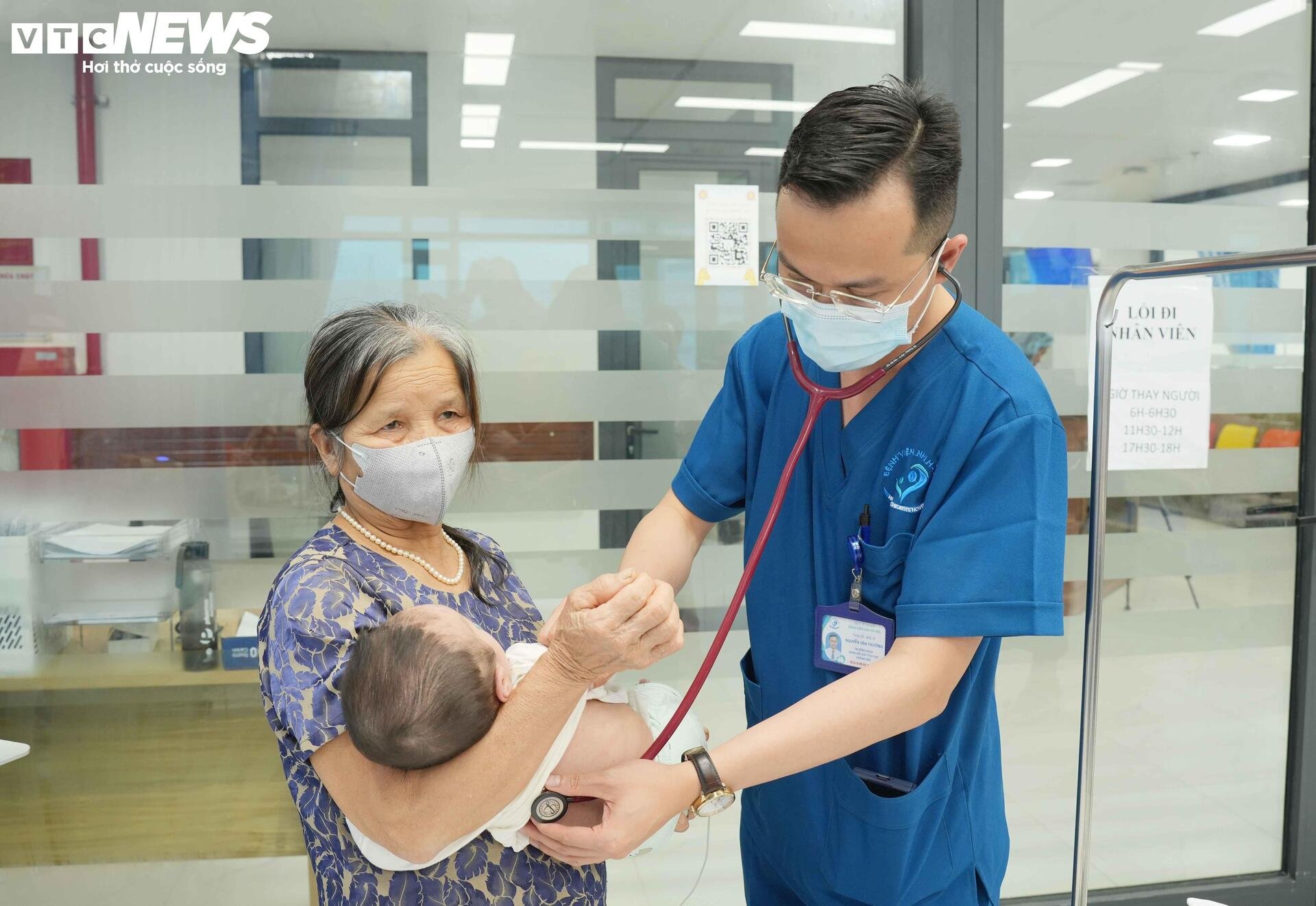 Trẻ nhiễm virus sởi trở nặng, nhiều ca phải thở máy - Ảnh 2. Trẻ nhiễm virus sởi trở nặng, nhiều ca phải thở máy - Ảnh 2.