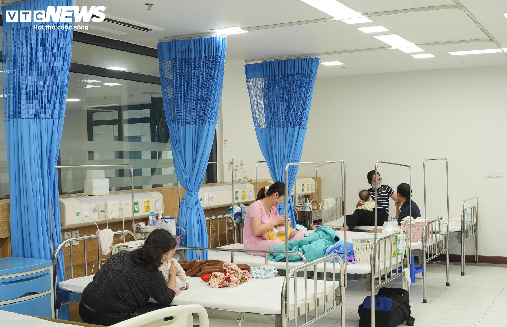 Trẻ nhiễm virus sởi trở nặng, nhiều ca phải thở máy - Ảnh 10. Trẻ nhiễm virus sởi trở nặng, nhiều ca phải thở máy - Ảnh 10.