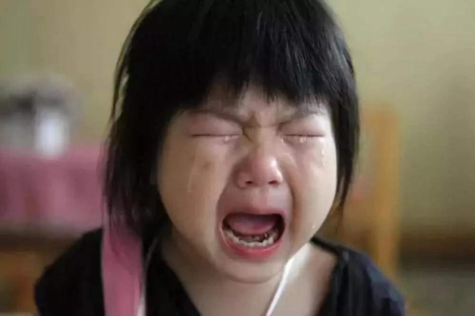 Chai nước uống bị biến dạng sau khi Coco đổ chất hút ẩm vào, gây ra vụ nổ và làm tổn thương mắt cậu bé