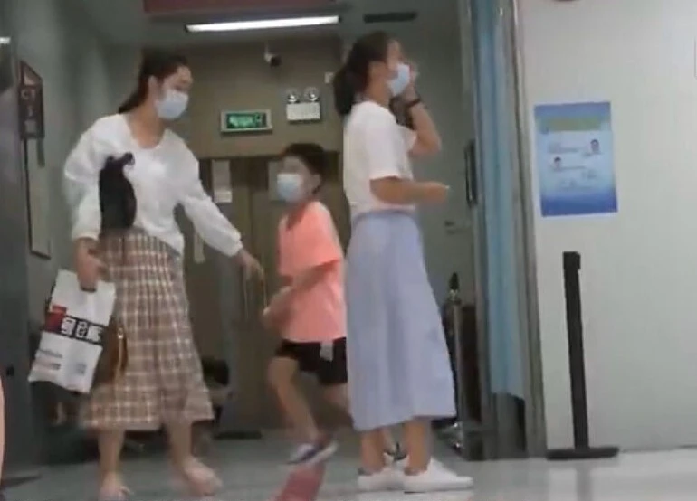 Người mẹ đau đớn ôm lấy con trai Coco bị thương nặng ở mắt sau vụ nổ chất hút ẩm
