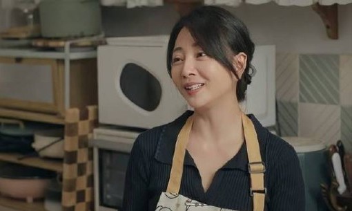 Con dâu vừa về nhà vào đêm muộn, bố chồng U80 liền gõ cửa phòng và nói một điều khó tin - Ảnh 2.