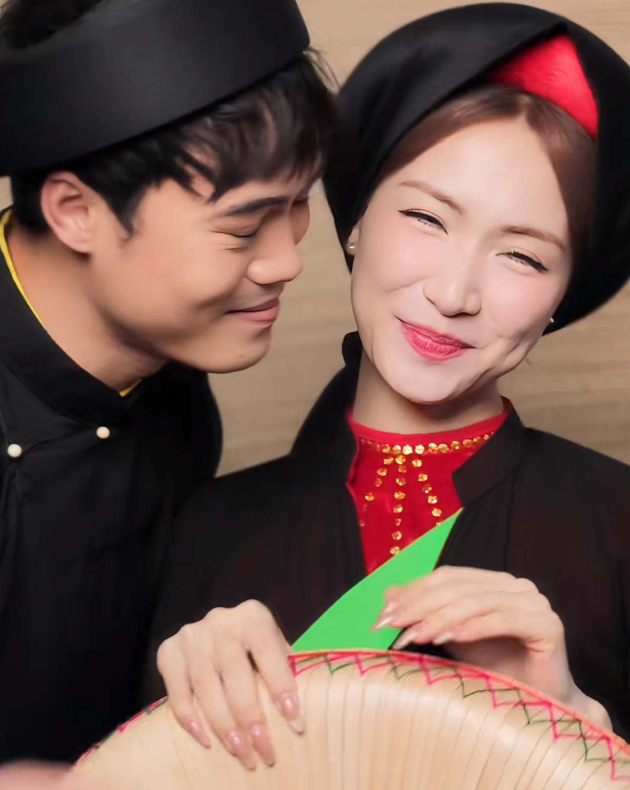 Ho&agrave; Minzy - Văn To&agrave;n bị camera ghi lại h&agrave;nh động lạ, chuyện g&igrave; m&agrave; 700 ngh&igrave;n người tua đi tua lại?- Ảnh 3.