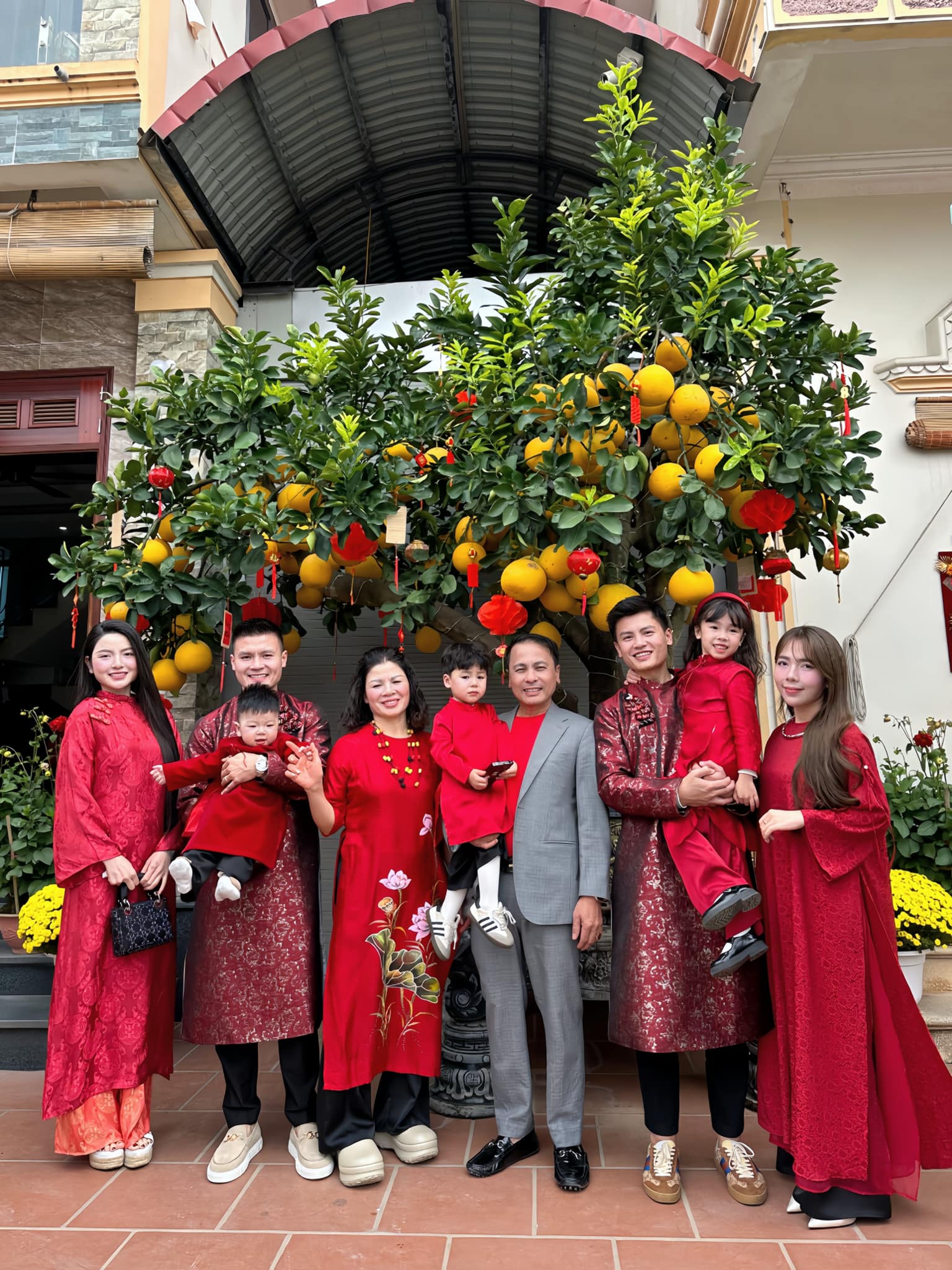 "Mẹ chồng online" đ&atilde; l&agrave; g&igrave;, mẹ Quang Hải c&ograve;n bị hội "b&agrave; nội online" g&oacute;p &yacute; v&igrave; cưng chiều con của Chu Thanh Huyền - Ảnh 2.