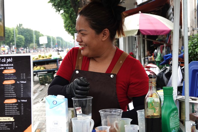 Xe cà phê nhỏ của hai mẹ con và điều kỳ diệu giữa lòng Sài Gòn: &quot;Thôi cứ cho đi, đã cái nư của mình đã&quot; - Ảnh 2.