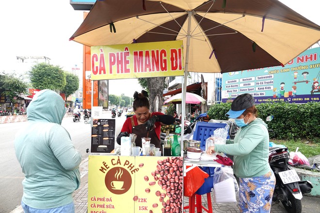 Xe cà phê nhỏ của hai mẹ con và điều kỳ diệu giữa lòng Sài Gòn: &quot;Thôi cứ cho đi, đã cái nư của mình đã&quot; - Ảnh 4.