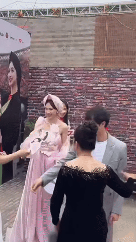 Ho&agrave; Minzy - Văn To&agrave;n bị camera ghi lại h&agrave;nh động lạ, chuyện g&igrave; m&agrave; 700 ngh&igrave;n người tua đi tua lại?- Ảnh 4.