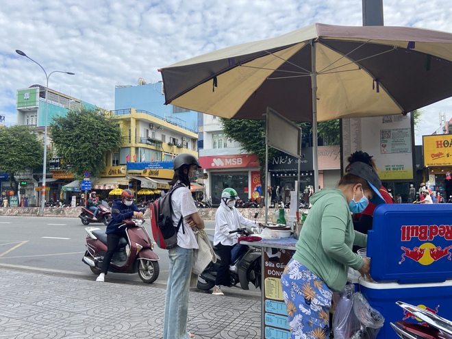 Xe cà phê nhỏ của hai mẹ con và điều kỳ diệu giữa lòng Sài Gòn: &quot;Thôi cứ cho đi, đã cái nư của mình đã&quot; - Ảnh 8.