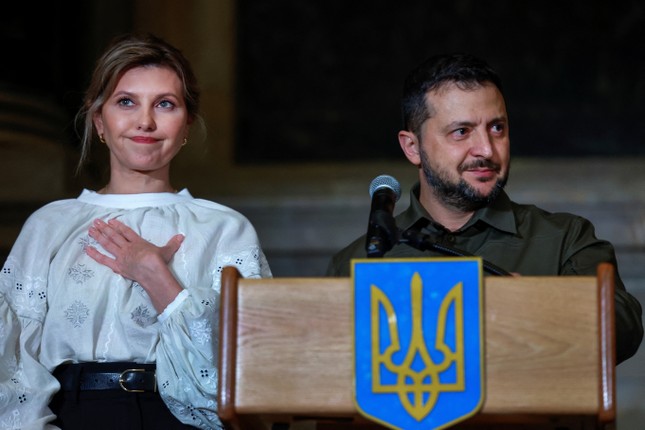 Hé lộ thu nhập của gia đình Tổng thống Ukraine Zelensky - Ảnh 1. Hé lộ thu nhập của gia đình Tổng thống Ukraine Zelensky - Ảnh 1.