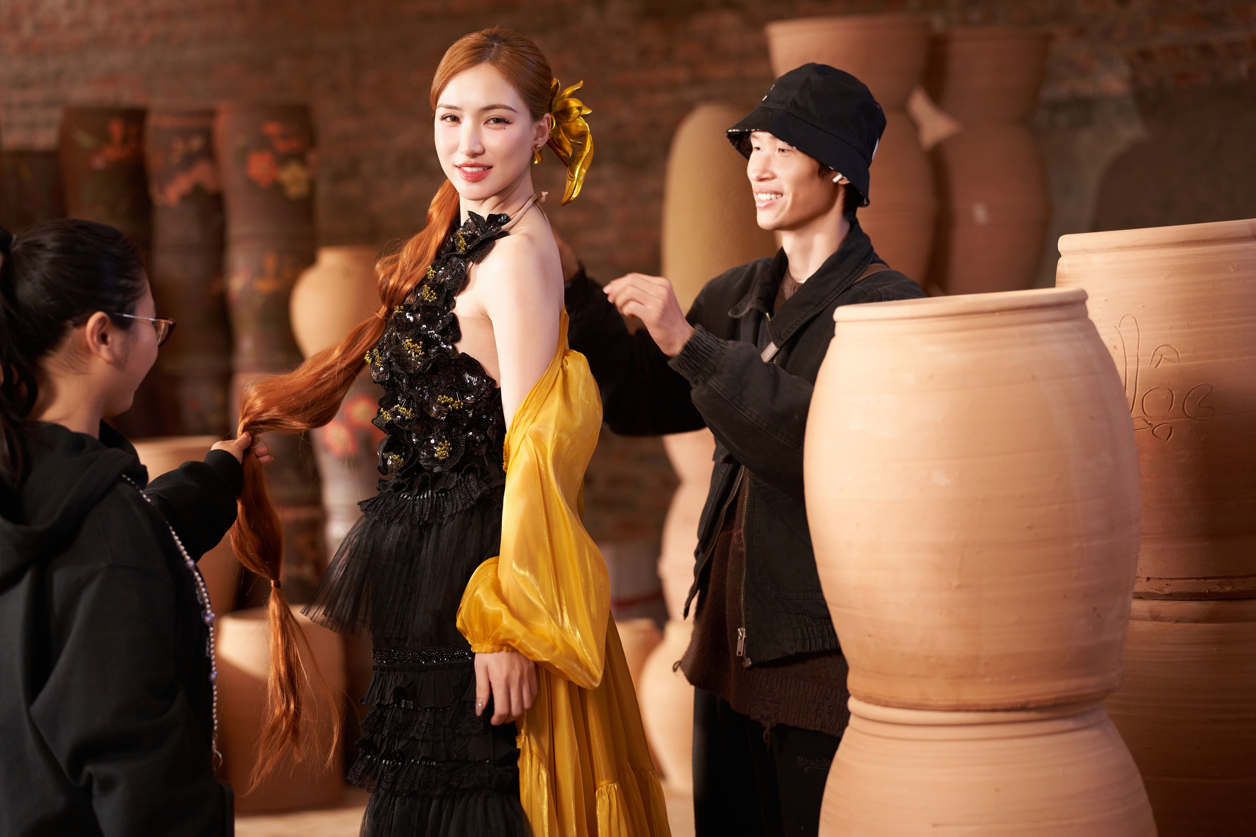 Stylist Khúc Mạnh Quân: Chuẩn bị hơn 500 bộ để ghi hình MV "Bắc Bling", có cảnh chỉ vài giây nhưng lên đồ trị giá cả trăm triệu - Ảnh 11. Stylist Khúc Mạnh Quân: Chuẩn bị hơn 500 bộ để ghi hình MV "Bắc Bling", có cảnh chỉ vài giây nhưng lên đồ trị giá cả trăm triệu - Ảnh 11.