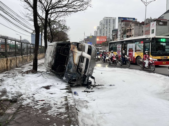 Hà Nội: Ô tô cháy rụi trên đường Giải Phóng - Ảnh 1. Hà Nội: Ô tô cháy rụi trên đường Giải Phóng - Ảnh 1.