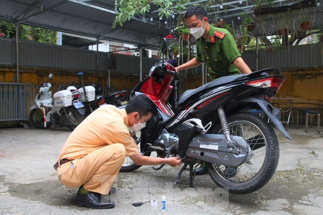 Hà Nội: Người dân có thể đăng ký xe ô tô ở Công an xã thuộc 18 huyện, thị xã - Ảnh 1.