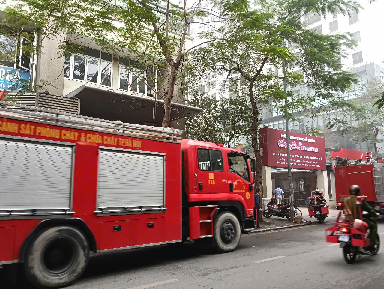 Hà Nội: Cháy tòa nhà cao tầng làng sinh viên Hacinco, cảnh sát phá cửa dập lửa - Ảnh 3.