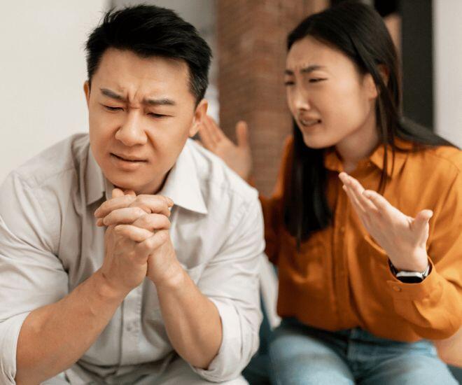 Chồng rút 10 triệu mua quà 8/3, tôi hí hửng mừng thầm cho đến khi thấy tên 2 cô gái được ghi trên thiệp chúc - Ảnh 1. Chồng rút 10 triệu mua quà 8/3, tôi hí hửng mừng thầm cho đến khi thấy tên 2 cô gái được ghi trên thiệp chúc - Ảnh 1.