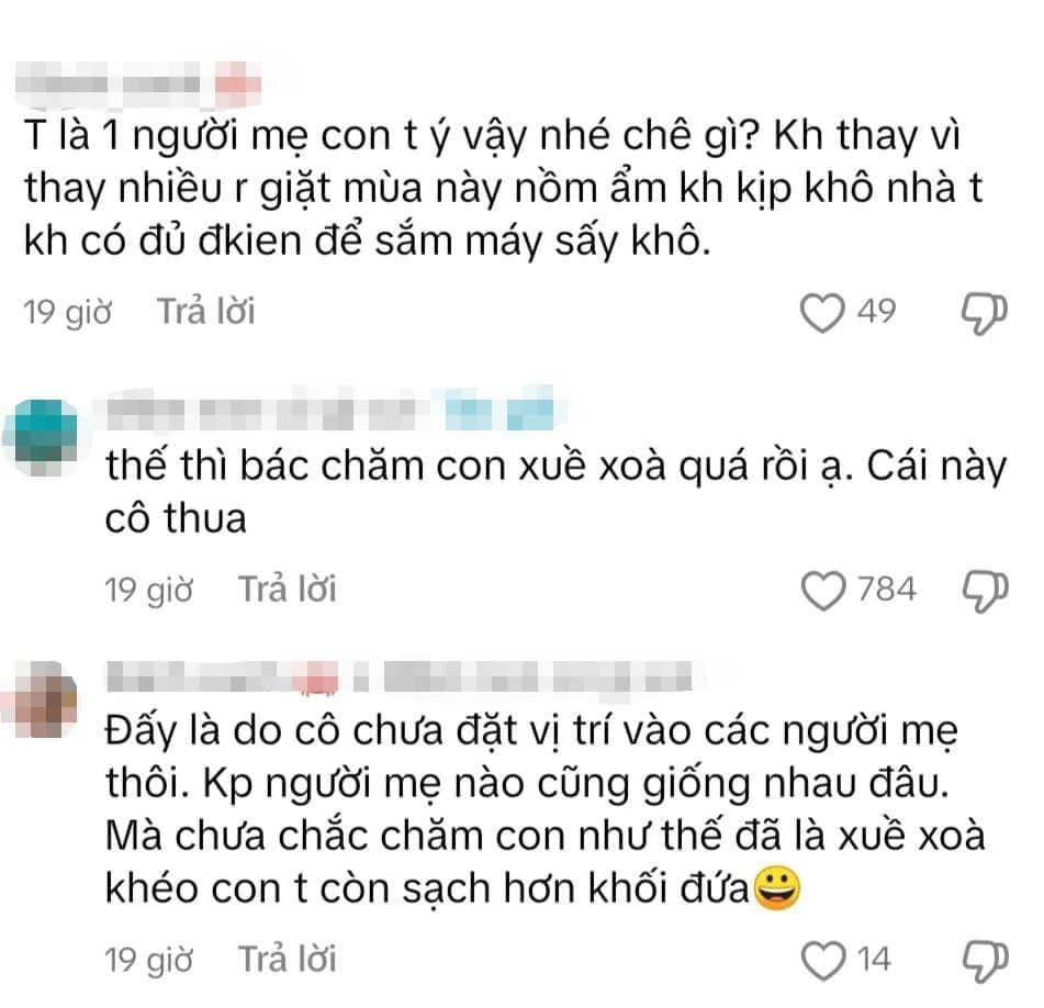 Màn combat nảy lửa của 2 mẹ trong vụ cô giáo mầm non: &quot;Trời lạnh không tắm nhưng cần thay đồ&quot;: Người được ủng hộ, người bị chỉ trích - Ảnh 2.