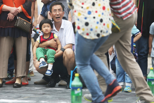 Ông bố U40 hỏi ChatGPT: &quot;Con tôi hư quá, phải làm sao?&quot; - AI đáp lại cực phũ: &quot;Hư hay không thì trước hết xem lại chính mình&quot;- Ảnh 1.