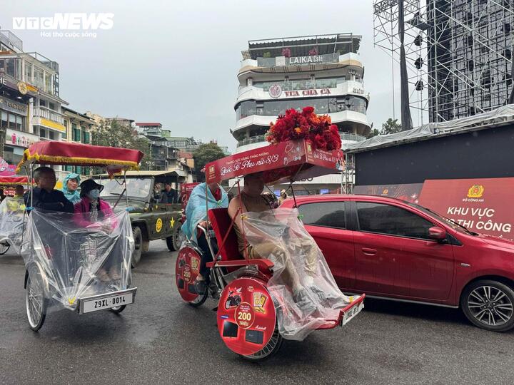 Hà Nội đón mưa rào, đề phòng lốc sét và mưa đá - Ảnh 1.