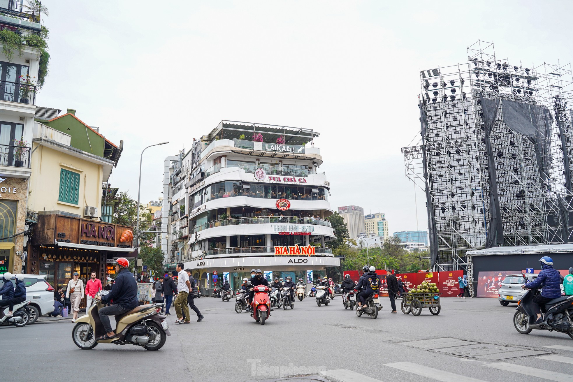 Hà Nội: Toàn cảnh tòa nhà 'Hàm cá mập' sát hồ Gươm sắp bị phá dỡ - Ảnh 10.