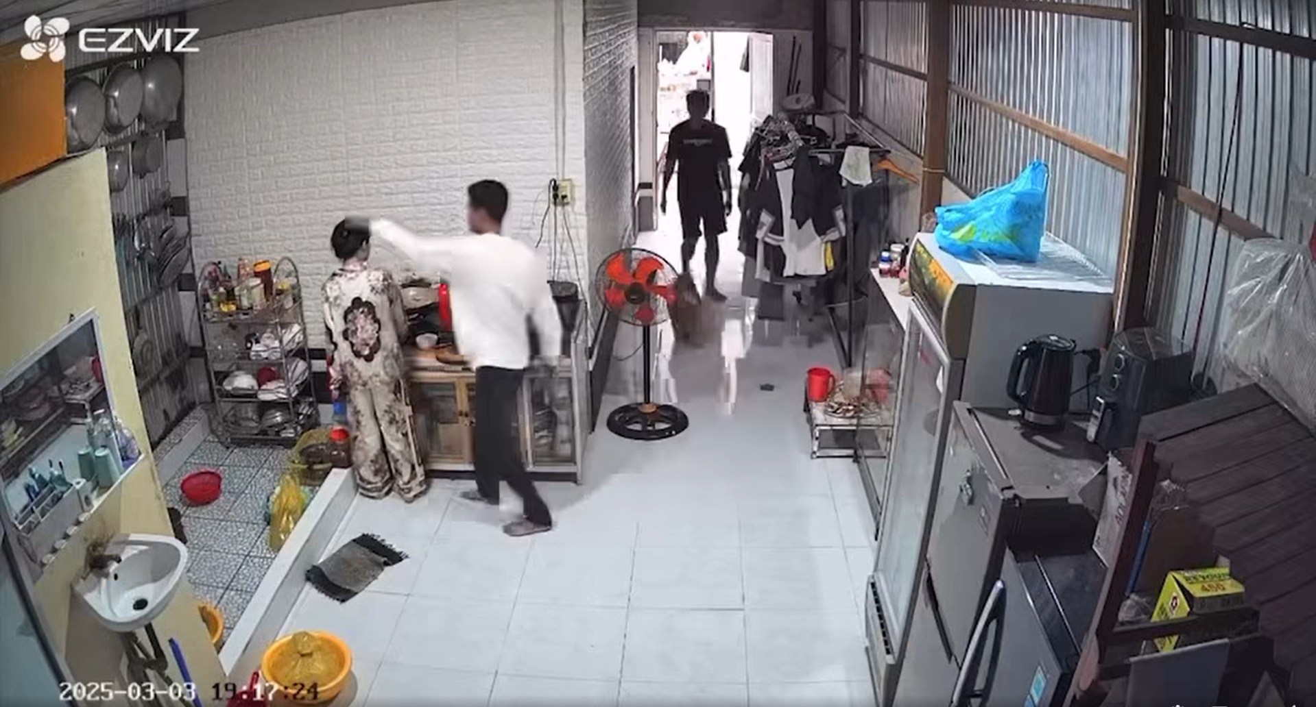 Vụ một phụ nữ bị đấm gục xuống sàn khi đang nấu ăn ở Cà Mau: Người chồng có những chia sẻ đầu tiên! - Ảnh 1.