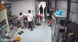 Vụ một phụ nữ bị đấm gục xuống sàn khi đang nấu ăn ở Cà Mau: Người chồng có những chia sẻ đầu tiên! - Ảnh 2.