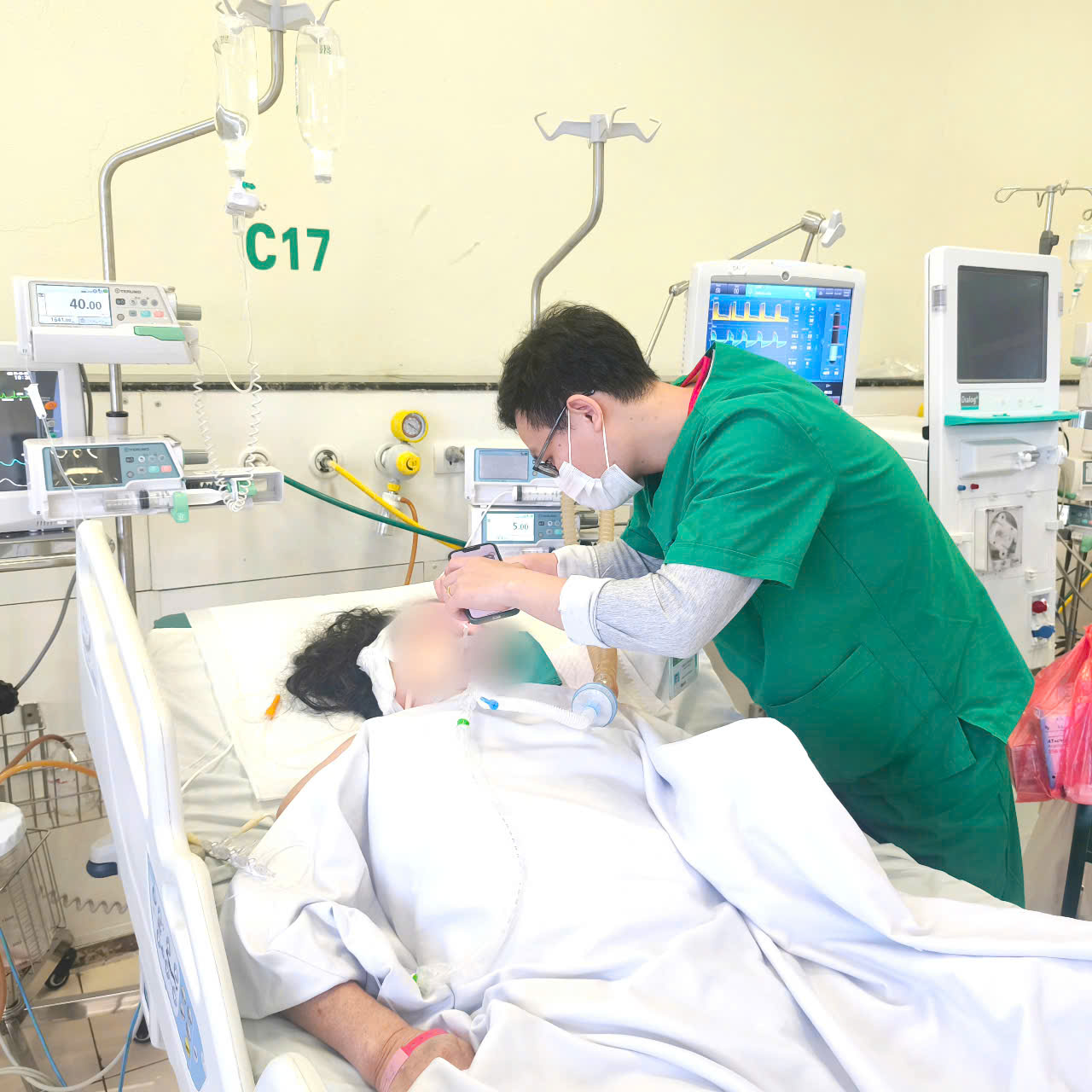 Người phụ nữ đột quỵ giữa đêm: 'Thủ phạm' là thói quen dùng thuốc gặp ở nhiều người Việt - Ảnh 1.
