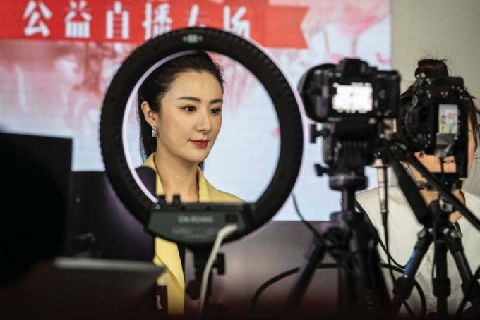4 "phốt" livestream rúng động tại Trung Quốc: Hàng fake, view ảo, thuốc "chữa ung thư" lừa hàng triệu người...- Ảnh 2. 4 "phốt" livestream rúng động tại Trung Quốc: Hàng fake, view ảo, thuốc "chữa ung thư" lừa hàng triệu người...- Ảnh 2.