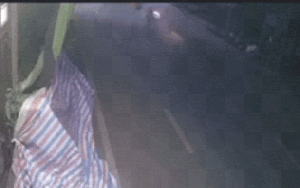 Kinh hoàng xe máy tóe lửa sau khi tông trúng người đàn ông đi bộ qua đường - Ảnh 1.