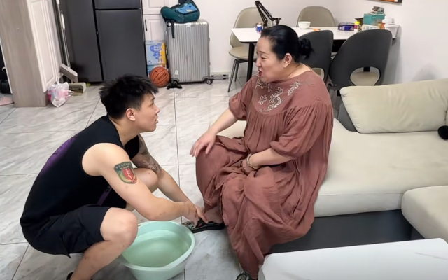 Ch&agrave;ng rể 28 tuổi v&agrave; mẹ vợ U50 đ&atilde; sống như thế n&agrave;o m&agrave; d&acirc;n t&igrave;nh ngỡ ng&agrave;ng: Hiếm ai l&agrave;m được!- Ảnh 3.