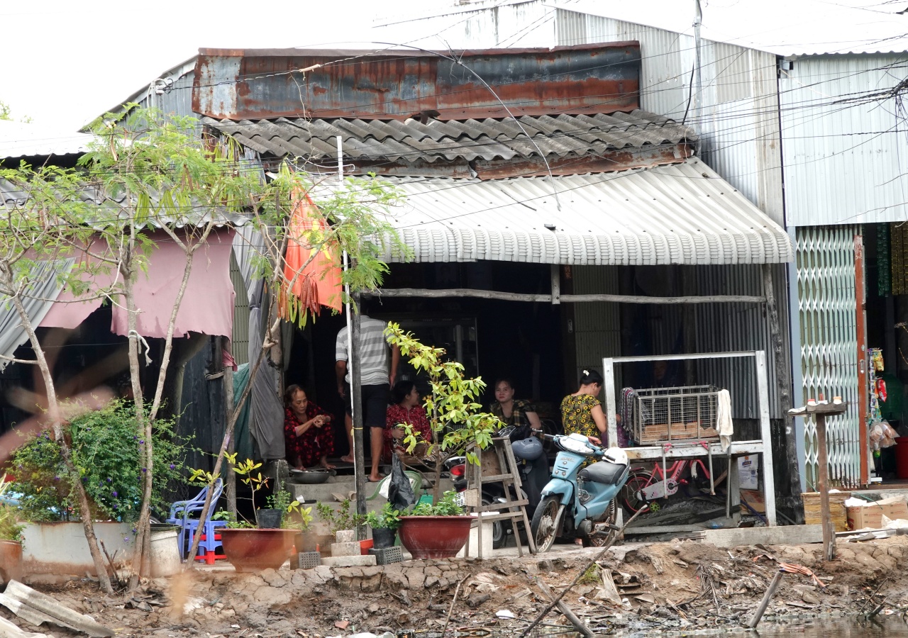 Vụ một phụ nữ bị chồng đấm ngã xuống sàn nhà khi đang nấu ăn ở Cà Mau: Hàng xóm tiết lộ gì? - Ảnh 3.